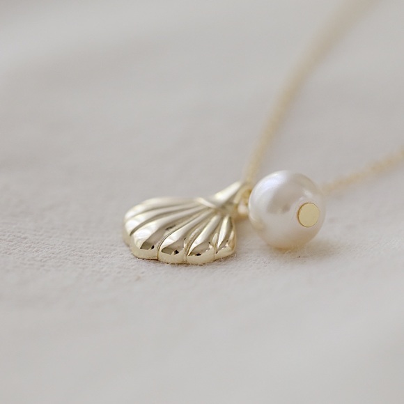 Seashell Pearl Necklace  | 14k Gold Plated - Picture 9 of 12